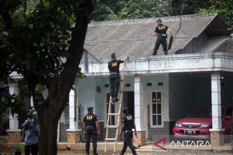 Tim penjinak bahan peledak sisir rumah warga cari serpihan material amunisi