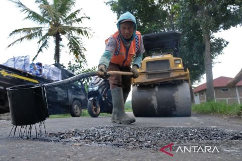 Perbaikan jalan di jalur mudik lintas tengah