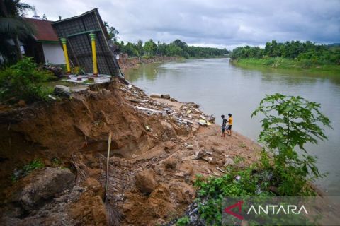 Jalan pedesaan amblas di tepian Sungai Batang Anai