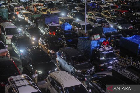 Pemudik mulai padati Pelabuhan Merak