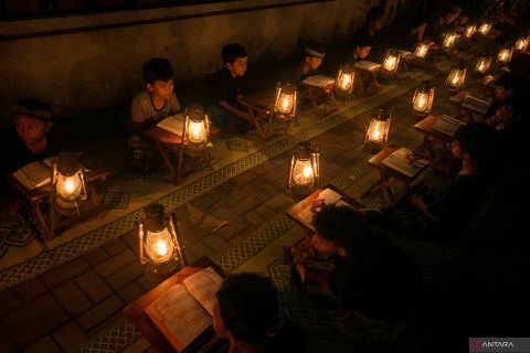 Tadarus Al Quran sambut malam Lailatul Qadar