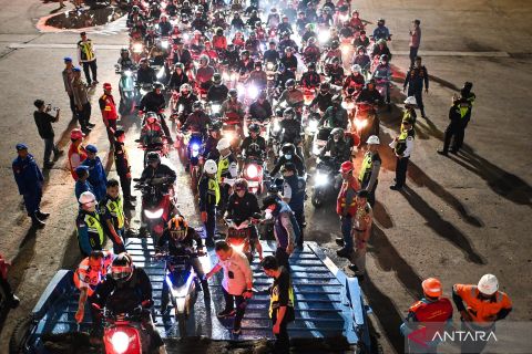 Pemudik bersepeda motor antre menyeberang ke pulau Sumatera di Pelabuhan Ciwandan
