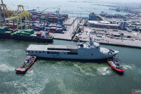 Peserta mudik gratis kapal perang TNI tiba di Semarang