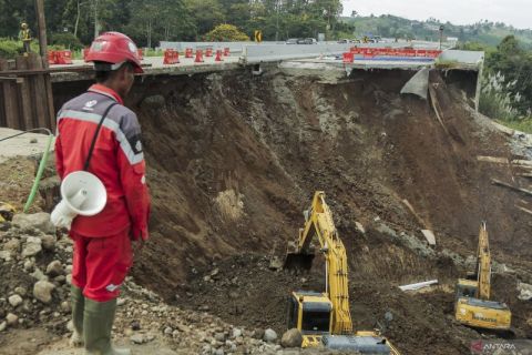 Perbaikan ruas jalan Tol Bocimi yang amblas