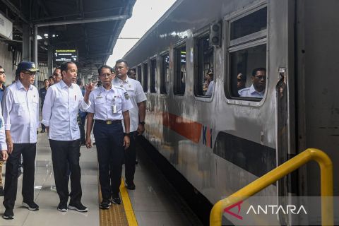 Presiden tinjau arus mudik di Stasiun Pasar Senen