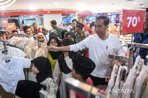 Presiden menemani puluhan anak yatim berbelanja kebutuhan Lebaran