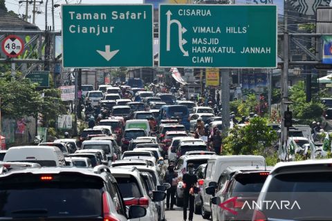 Volume kendaraan di jalur wisata Puncak meningkat
