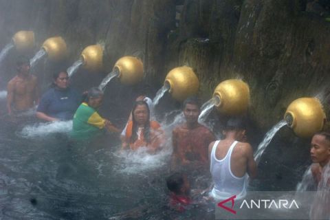 Mandi air panas Pancuran 13 di objek wisata Guci