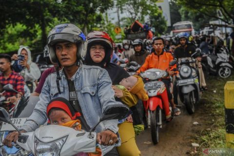 Pengunjung Pantai Anyer membludak
