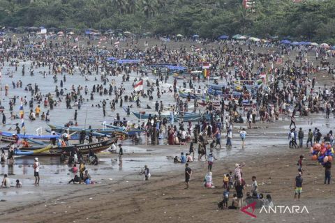 Jumlah kunjungan wisatawan di Pangandaran selama hari libur lebaran mencapai 159.125 orang