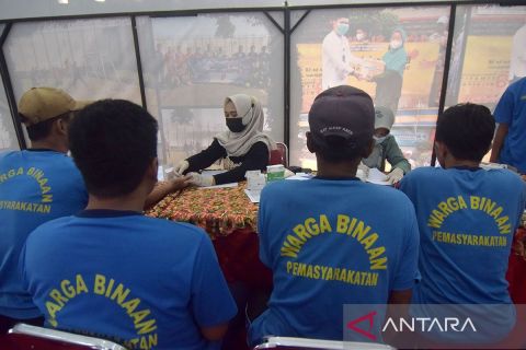 Layanan kesehatan bagi warga binaan dalam rangka Hari Bhakti Pemasyarakatan