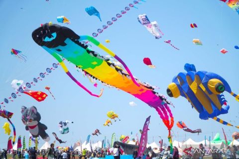 Warna-warni festival layang-layang internasional di Shandong China