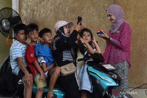 Peringati Hari Kartini, pegawai Ancol kenakan kebaya saat bertugas