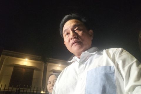 Yusril Ihza menyerahkan berkas putusan MK kepada Prabowo