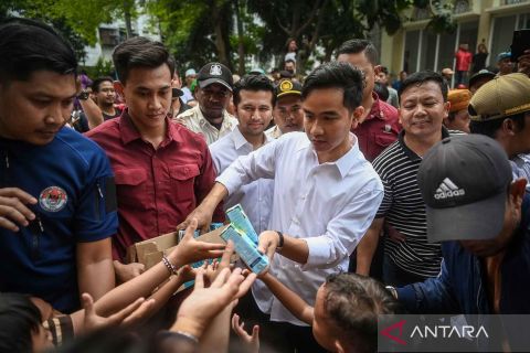 Gibran blusukan di Muara Baru bagikan susu gratis