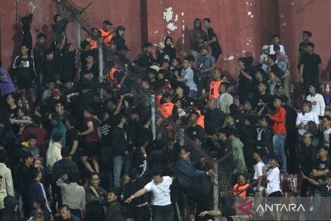 Suporter ricuh saat pertandingan Persik Kediri lawan PSS Sleman
