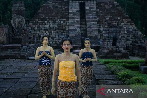 Hari Tari Sedunia diperingati dengan gerak dan tari yang terinspirasi dari relief Candi Sukuh