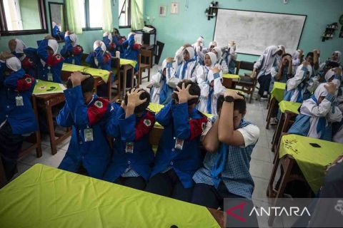 Simulasi mitigasi bencana di MTs Negeri 9 Jakarta