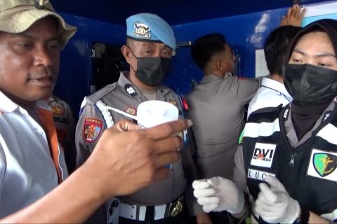 Polresta Kendari tes urine Nahkoda dan ABK di Pelabuhan Nusantara
