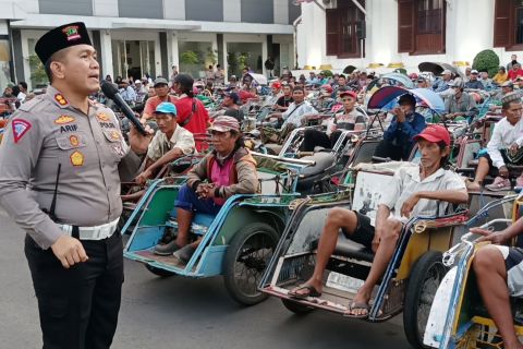 Polrestabes Surabaya rangkul tukang becak jaga kamtibmas