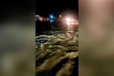 Banjir lahar Semeru terjang Lumajang, warga dua desa mengungsi