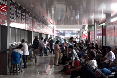 Jumlah penumpang bus di Terminal Kalideres turun pada H-1 lebaran