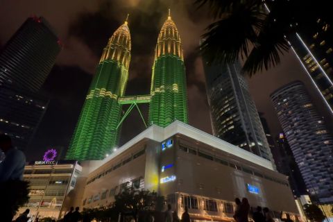 Menara Kembar “diserbu” warga saat libur Idul Fitri
