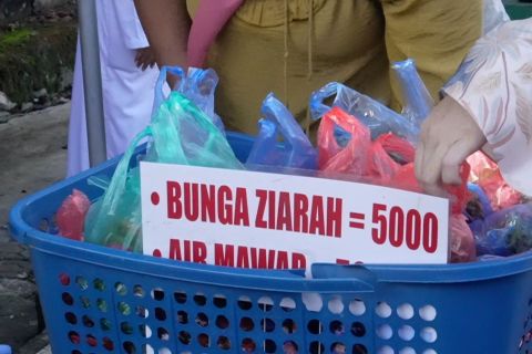Pedagang bunga tabur raup omzet hingga Rp3,5 juta saat Idul Fitri