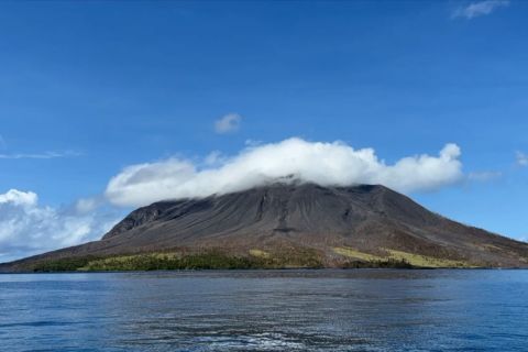 Penampakan Pulau Ruang pascaerupsi Gunung Ruang