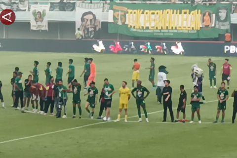 Persebaya terhindar dari degradasi setelah tiga kali ganti pelatih