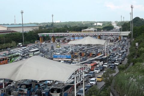 Polri arahkan pemilir lewat jalur arteri untuk pecah kemacetan di tol