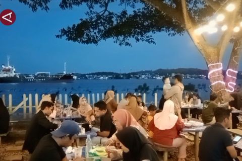 Tenangnya berbuka puasa di Mahakam Riverside Market