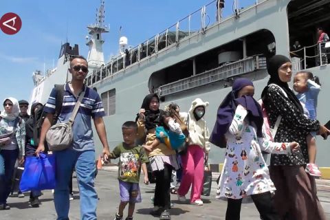 Pemudik dari Jakarta tiba di Semarang dengan KRI Banda Aceh