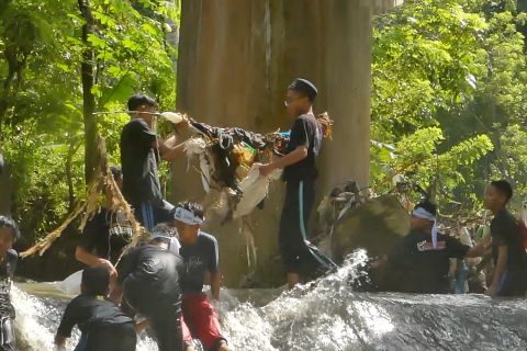 Santri bersih-bersih sungai untuk jaga kelestarian alam