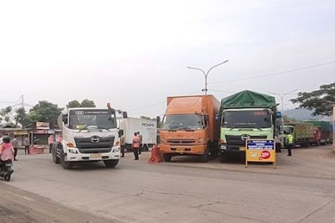 Jalur mudik menuju Pelabuhan Ciwandan dipadati kendaraan truk