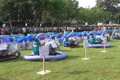 Kementan serahkan bantuan 10 ribu pompa air untuk pertanian di Jateng