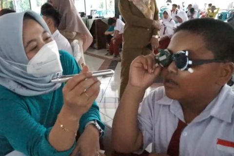 Batang gelar pemeriksaan mata gratis bagi ratusan pelajar