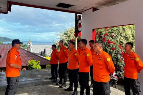 Tim SAR gabungan evakuasi warga di sekitar Gunung Ruang