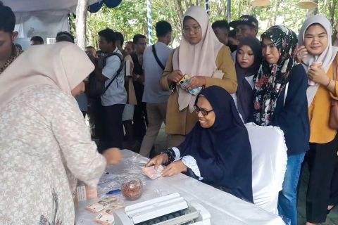 Warga Ternate ramai-ramai manfaatkan layanan penukaran uang BI