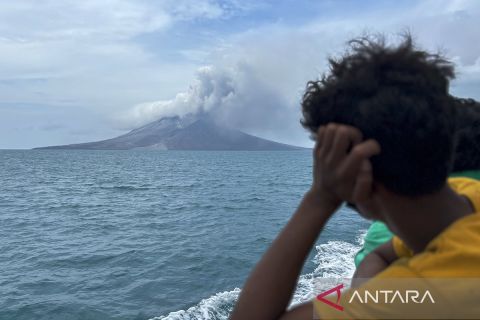Basarnas kembali evakuasi warga terdampak erupsi Gunung Ruang