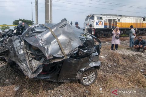 Mobil tertabrak kereta api di perlintasan tanpa palang pintu di Klaten