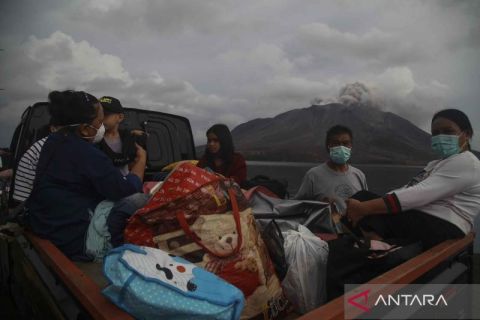 Usaha evakuasi pengungsi Gunung Ruang terus berlanjut