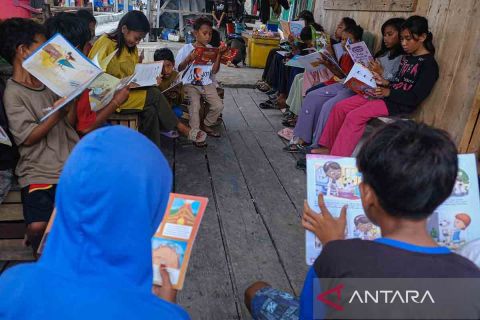 Mendidik baca tulis anak Suku Bajo melalui program sekolah berjalan