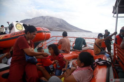 Gunakan KN SAR Bima Sena, Basarnas terus lanjutkan evakuasi pengungsi Gunung Ruang