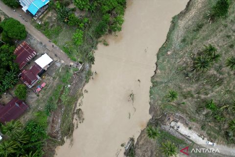 Jembatan di Sidrap ambruk terdampak banjir bandang