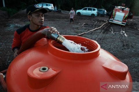 Distibusi air bersih bagi pengungsi banjir di Konawe Utara
