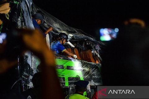 Evakuasi korban kecelakaan bus di Palasari Subang