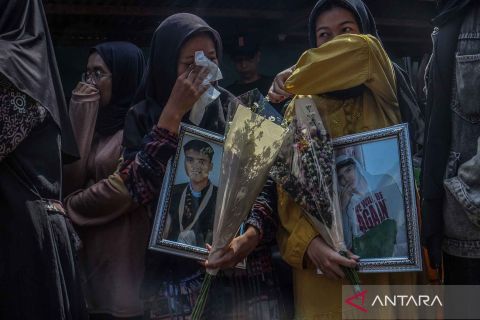 Begini suasana pemakaman korban kecelakaan bus pariwisata di Subang