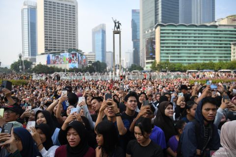 Maliq & D'essentials hibur warga saat CFD di Bundaran HI