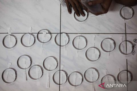 Jamaah calon haji dilengkapi gelang agar mudah diidentifikasi